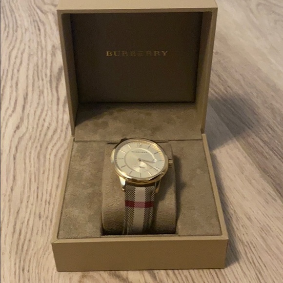 Burberry watch! Great condition! - Picture 4 of 4